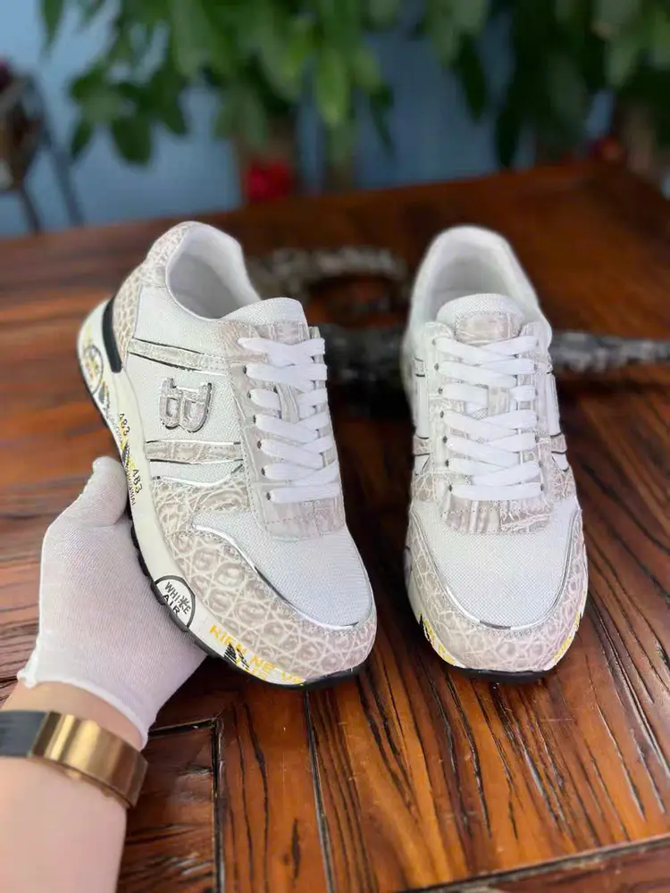 Mẫu sneaker 42